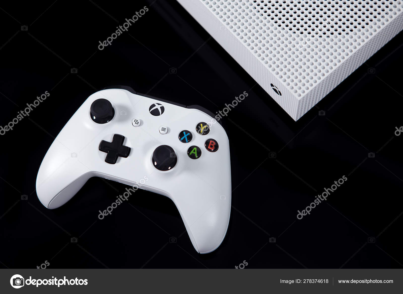 Microsoft's XBOX One S Video Game System and Controller – Stock Editorial  Photo © robtek #278374618